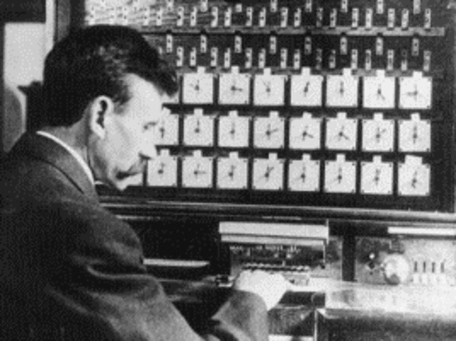 Герман Холлерит изобрёл табулятор, который использовал перфокарты для обработки статистической информации; в конечном итоге его компания стала частью IBM