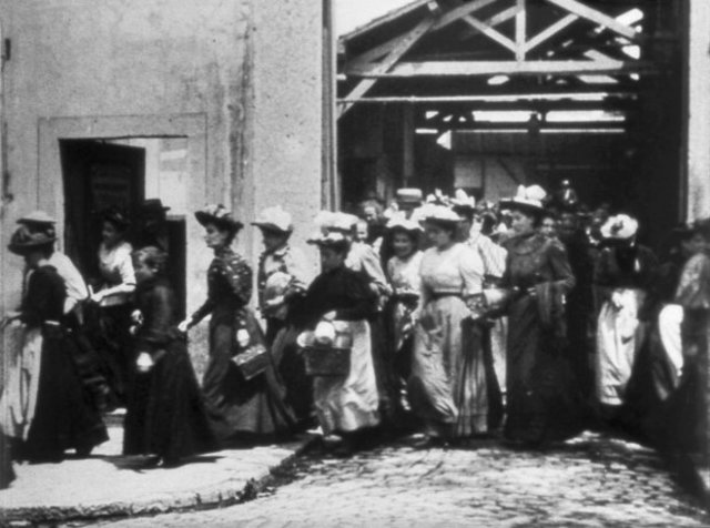 Francja, pierwszy na świecie film braci Lumière "Wyjscie robotników z fabryki"