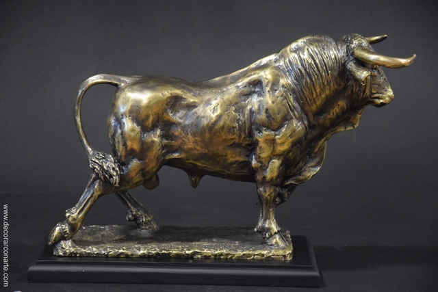 Se encuentra una figura de un toro de bronce