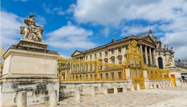 Luis XIV se asento en versalles