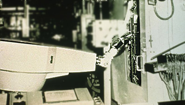 Компания Unimation внедрила первый робот