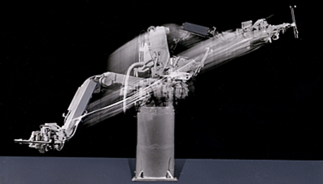 - Появление первого промышленного контроллера для управления роботом, Впервые был применен цифровой микропроцессор в контроллере робота.