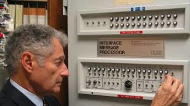Kleinrock publica sobre conmutación de paquetes