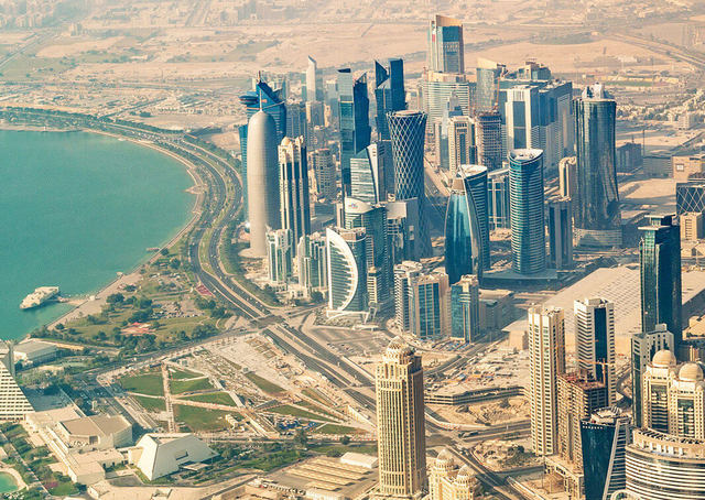 Qatar.  Noviembre, reunión de la OMC que logra lanzar una nueva ronda de negociación con el objetivo de llevar más lejos la desreglamentación del comercio en beneficio de las multinacionales de los países más industrializados.
