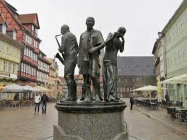 Лодка с музыкантами