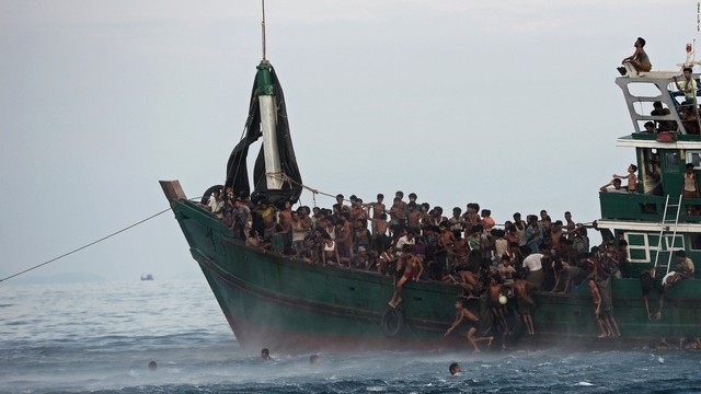 8,000 Rohingya's Stranded at Sea