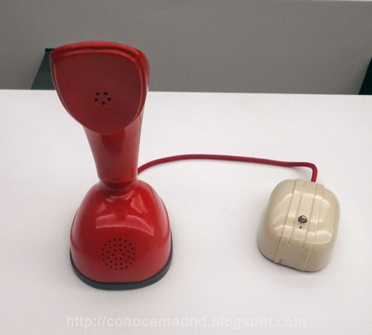 Teléfono automático de batería central (modelo Ericofon)