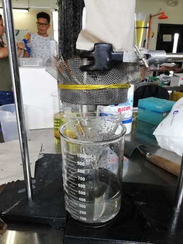 Lavado filtro de carbón activado con agua destilada