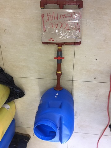 Inicio de la construcción del tanque y de la distribución del agua por tuberías