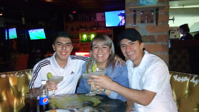 ¿como se llaman tus padres? ¿a que se dedican? ¿aun viven?