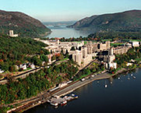 Se crea la academia militar de West Point en EEUU