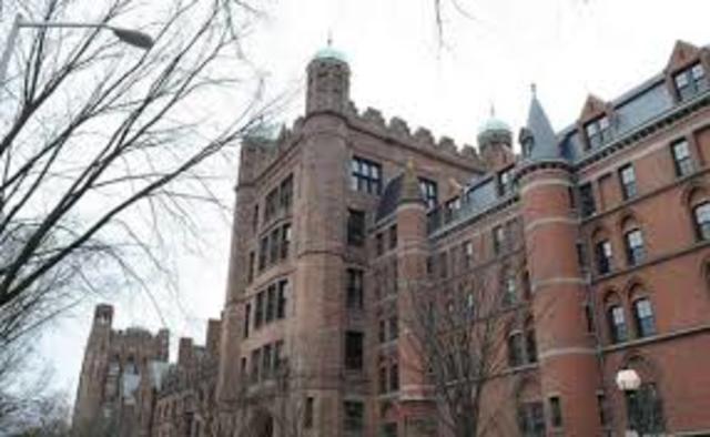 Culmino su Maestría en Bioquímica en la Un iversidad de Yale.