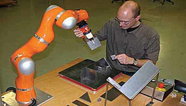 KUKA представила первый облегченный робот