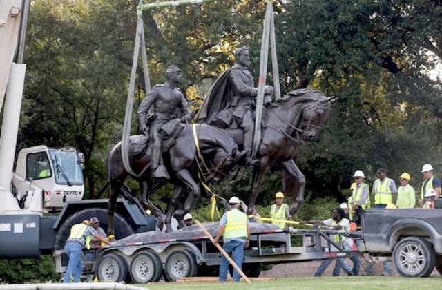 Lee statue removed from Oak Lawn Park