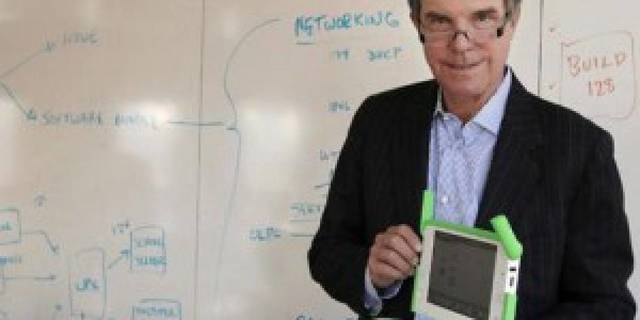 Nicholas Negroponte funda el Laboratorio de Medios del Massachusetts Institute of Technology