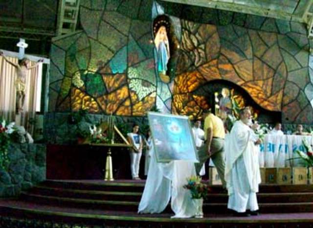 Se entroniza en el Santuario de Ntra. Sra. de Lourdes
