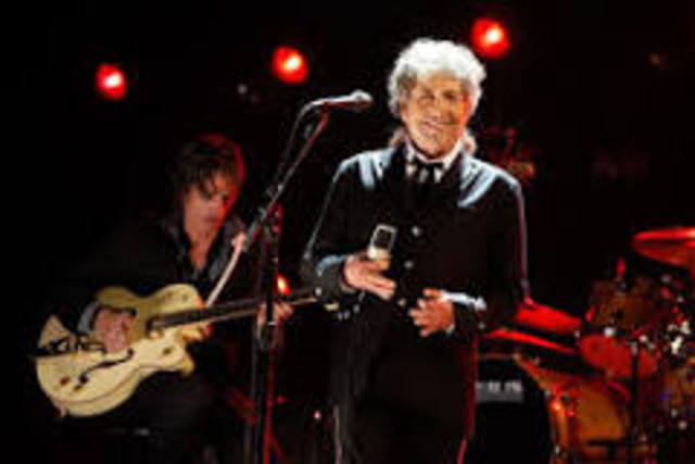 Bob Dylan gana Premio Nobel de Literatura.