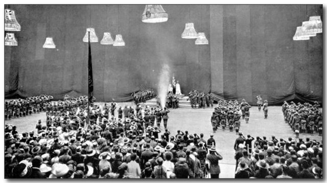 1° Conferencia Scout Internacional. Se funda la Oficina Internacional de los Boy Scouts