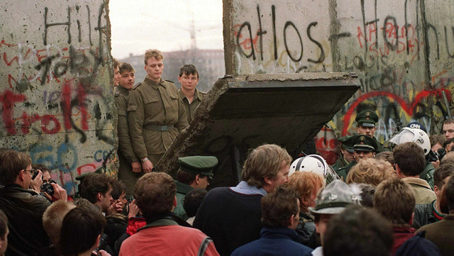 Ámbito social: La caída del muro de berlín.