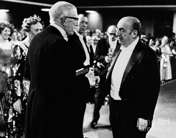 Pablo Neruda recibe el Premio Nobel de Literatura