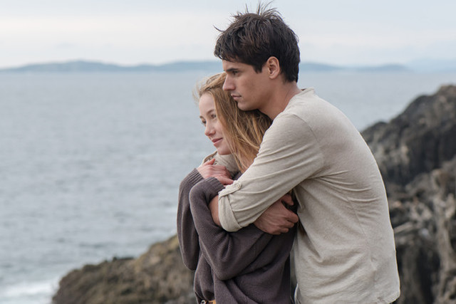 Valeria le prepara una tarta a su novio Raúl.