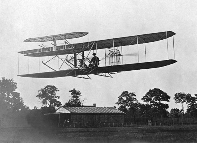 Se realiza el primer vuelo con motor de la historia