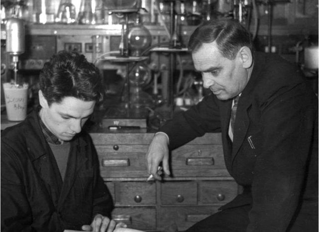 El biologo ruso Andrey Belozersky extrae ADN de las plantas.