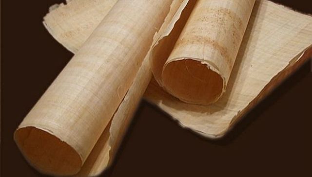 Nace el papel en China.