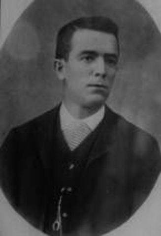 El sacerdote Manuel Gil y Sáenz descubre una mina de petróleo en Tepetitán, Tabasco.