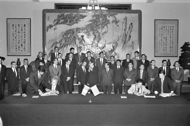 La Secretaría de Energía, Minas e Industria Paraestatal publicó una recopilación de los balances de energía correspondientes a los años comprendidos entre 1965 y 1985, donde se aprecia el impacto de la industria petrolera en el sector energético mexicano.