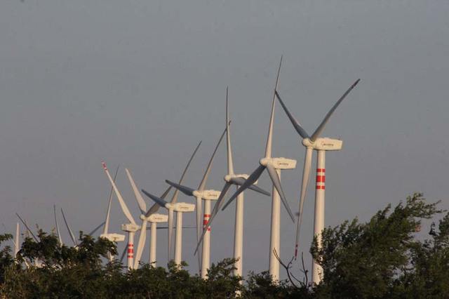 La CFE pone en operación en la misma zona del Istmo de Tehuantepec el parque eólico La Venta II con 98 aerogeneradores de 850 kW de potencia.
