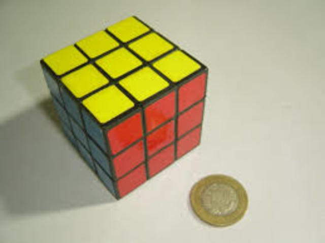 Se populariza el cubo Rubik.