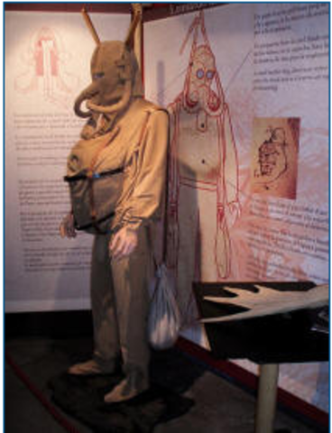 traje de buzo, escafandra y unas aletas para las manos. Equipo similar a los utilizados actualmente, a excepción de que las aletas son para los pies.  Estaba fabricado con cuero y se conectaba a una campana situada a flote.