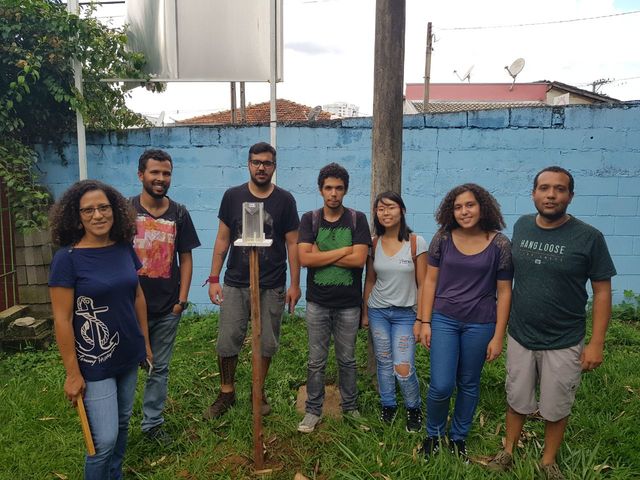 Instalação do último pluviômetro.