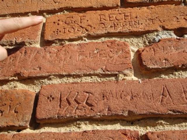 a.C SE ENCUENTRAN GRABADOS ANTIGUOS