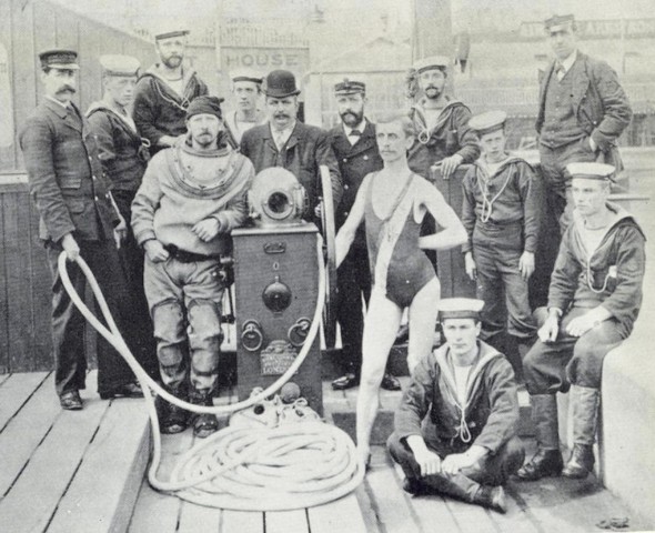 Surge a 1° escola de mergulho.