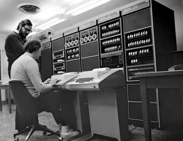 Se crea internet (Arpanet)