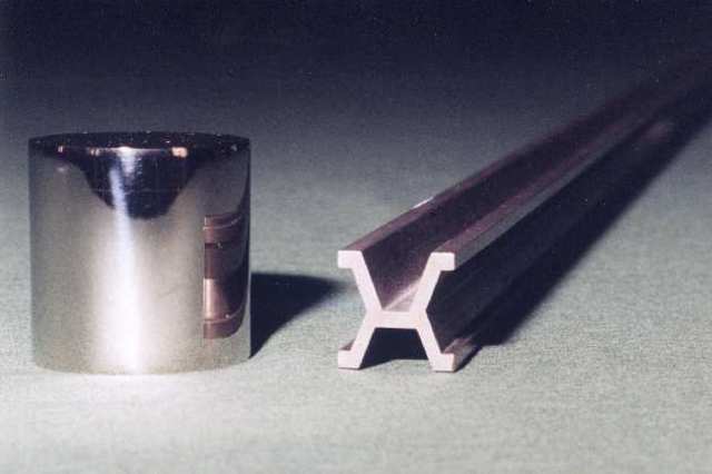 Construcción del primer metro y kilogramo patrones.