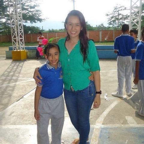 FOTO CON MI HERMANA EN EL COLEGIO