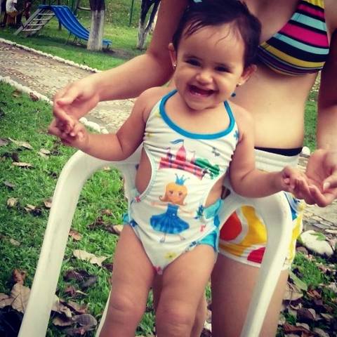 ESTA ES MI SOBRINA QUE YA SABE CAMINAR