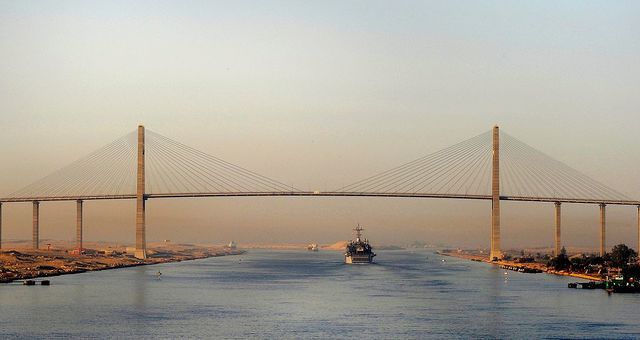 Inglaterra adquiere el canal de suez