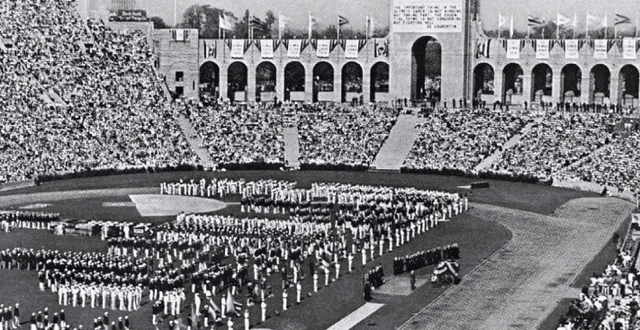 ENTREGA DE MEDALLAS SOBRE UN PODIO