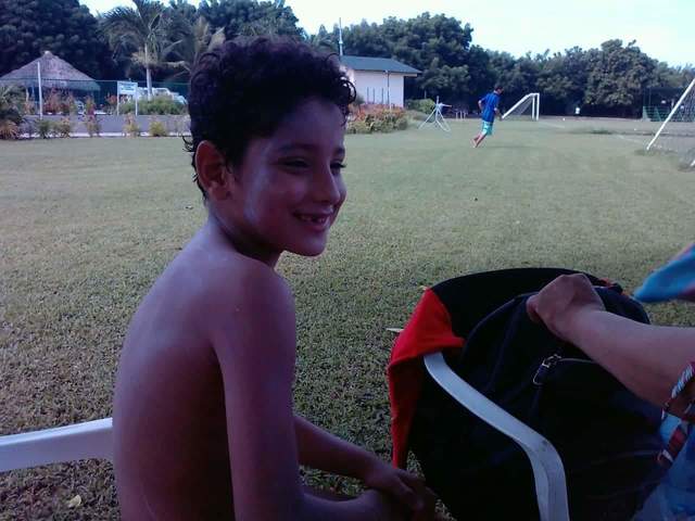 Con una sonrisa elegante