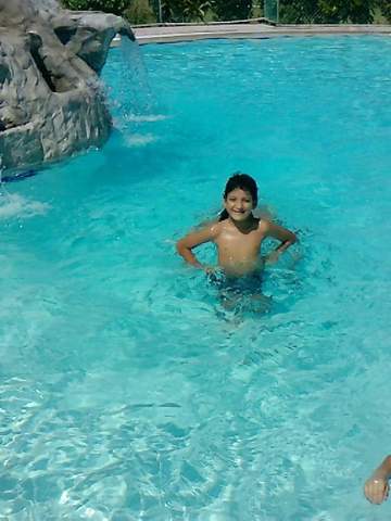 En la piscina con una sonrisa amplia