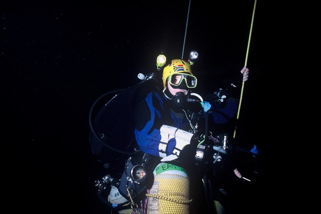 O mergulho em caverna mais profundo!