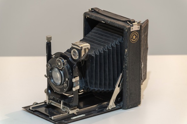 CREACIÓN DE LA PRIMERA CÁMARA FOTOGRÁFICA