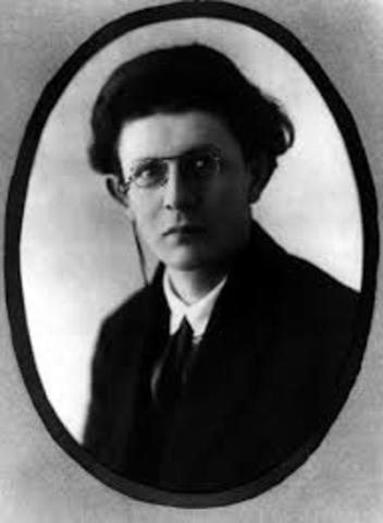 Interés por la Biología y el mundo natural. Redactó su primer publicación sobre los moluscos.