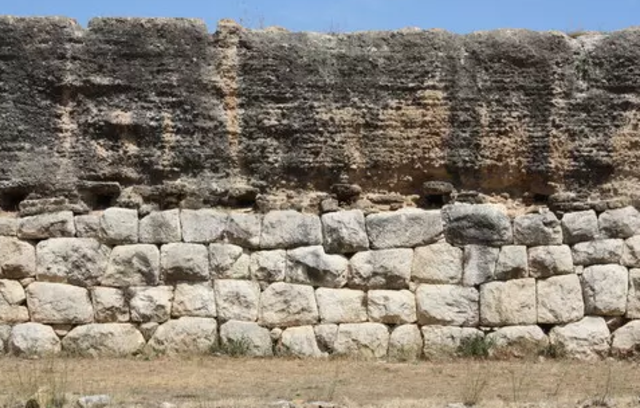 Rebuilding of Rome. Strong walls around the seven hills.