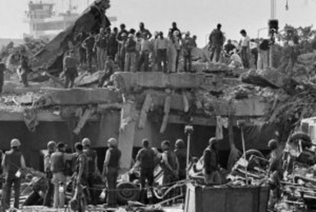 Ataque terrorista suicida contra un cuartel de Marines norteamericanos en Beirut