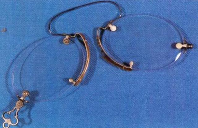 primeras gafas con lentes convergentes